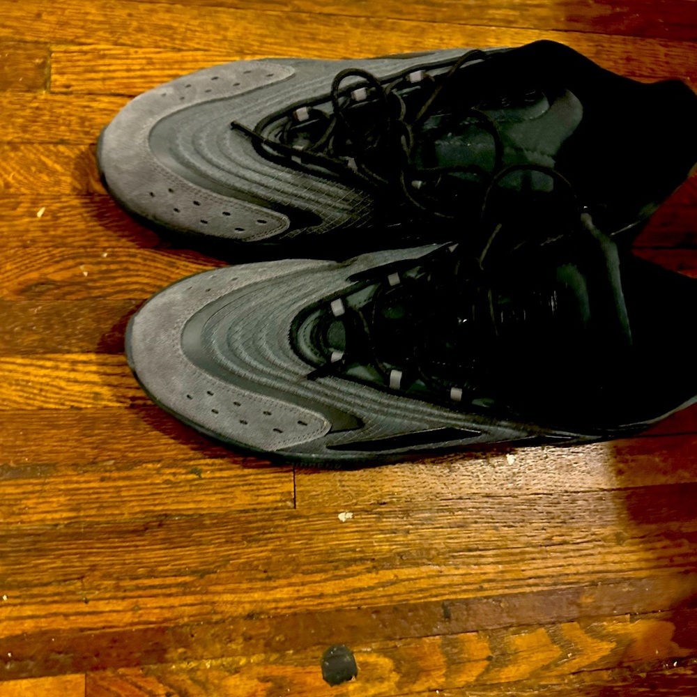 • Molded ripstop upper
• Textile lining
• Adiprene cushioning
• Rubber outsole